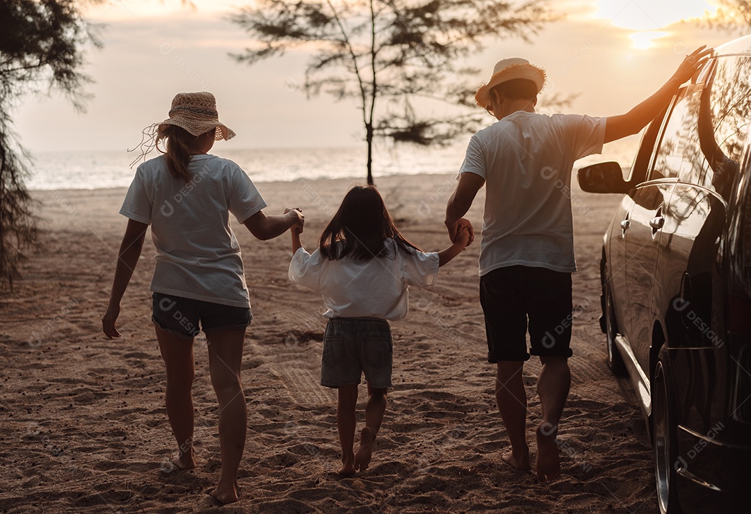 Família com viagem de carro dirigindo viagem de carro férias de verão no carro ao pôr do sol