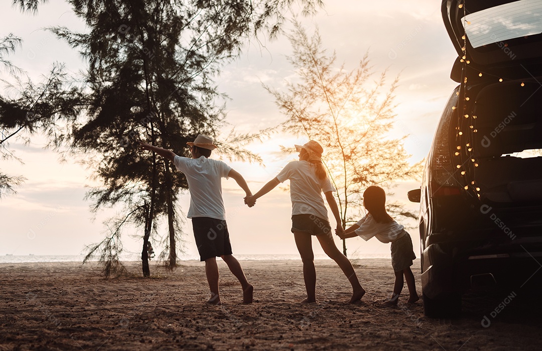 Família feliz com viagens de carro e viagem de acampamento.