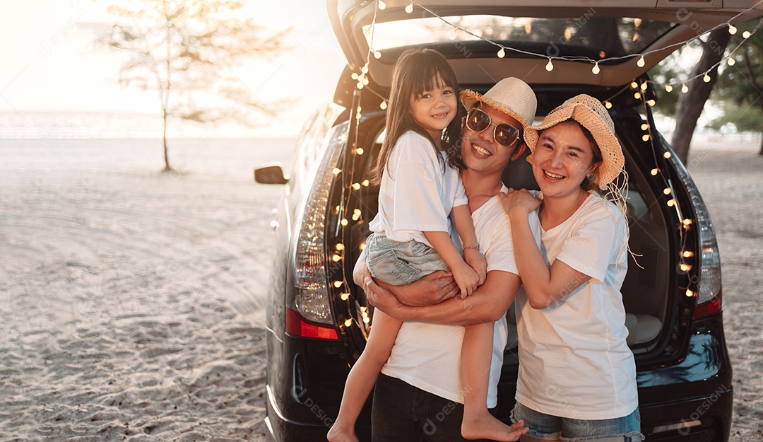 Família feliz com viagens de carro e viagem de acampamento.