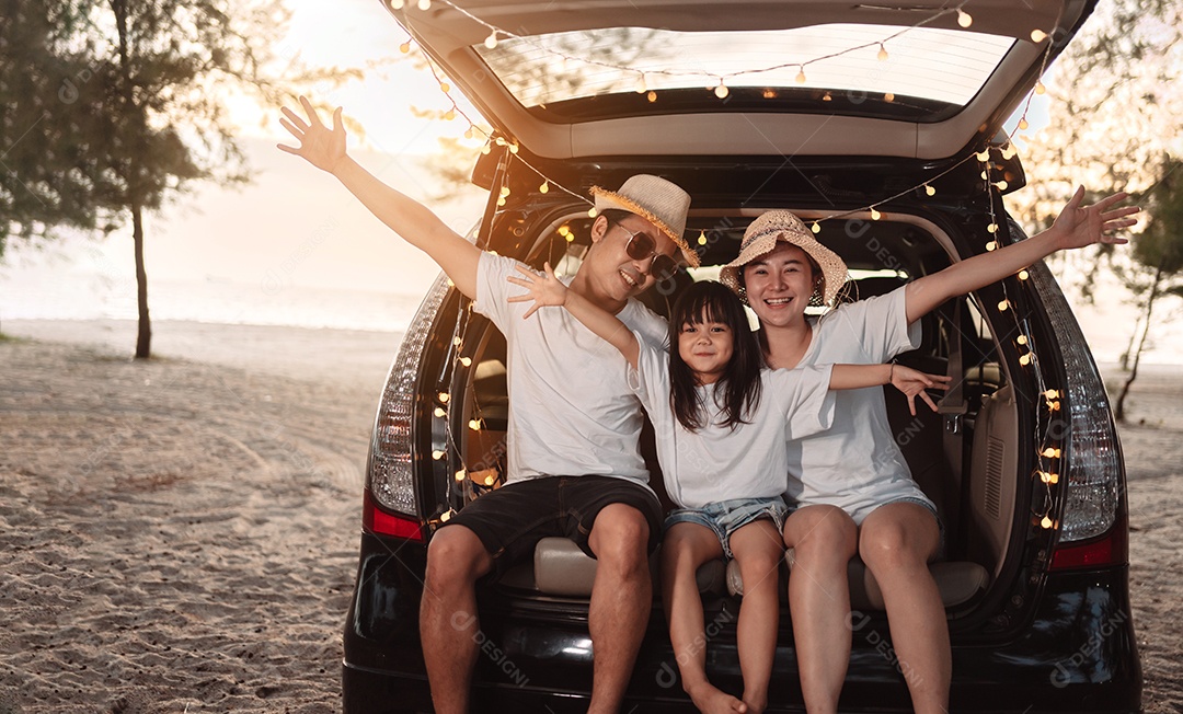 Família feliz com viagens de carro e viagem de acampamento.