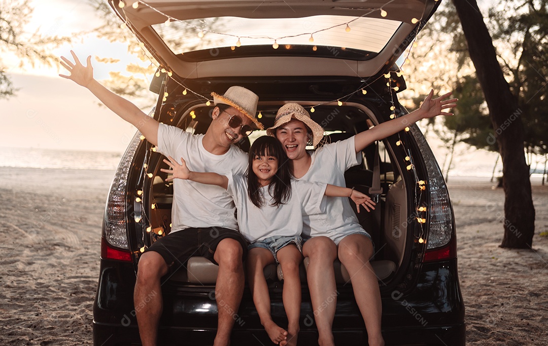 Família feliz com viagens de carro e viagem de acampamento.