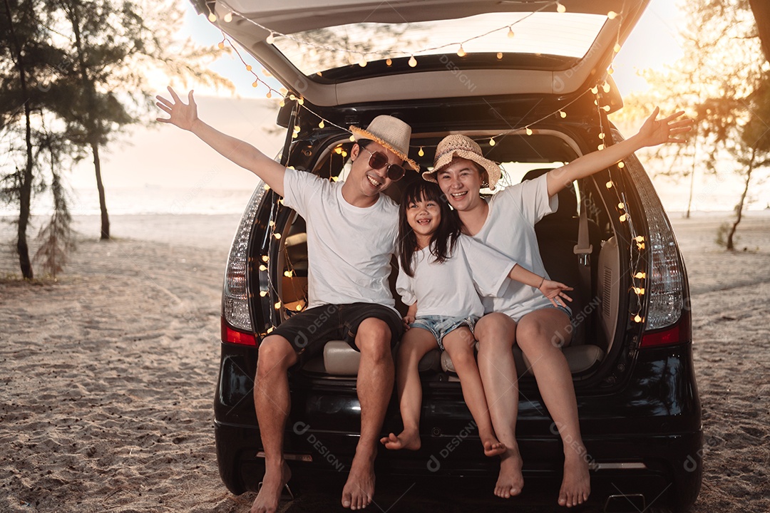 Família feliz com viagens de carro e viagem de acampamento.
