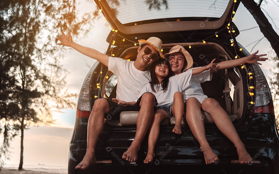 Família feliz com viagens de carro e viagem de acampamento.