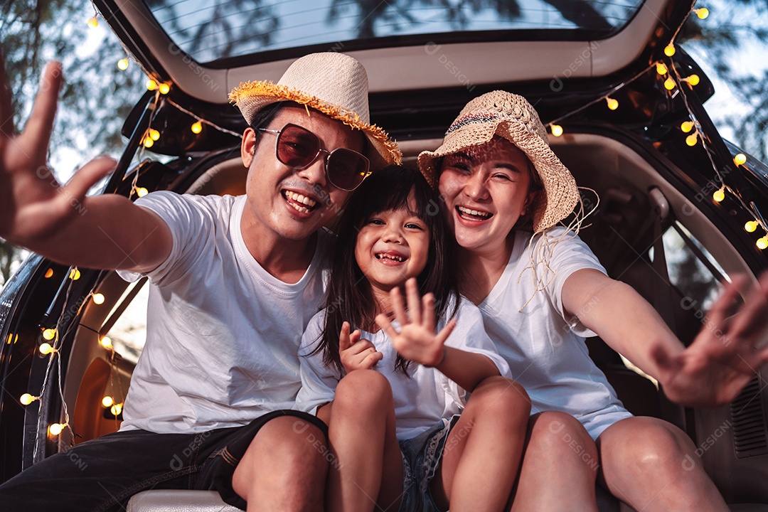 Família feliz com viagens de carro e viagem de acampamento.