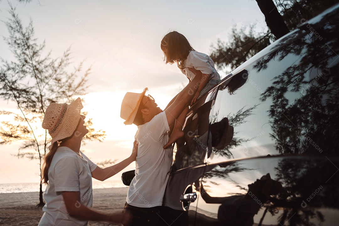 Família com viagem de carro dirigindo viagem de carro férias de verão no carro ao pôr do sol