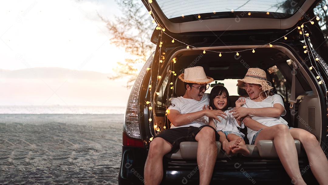 Família feliz com viagens de carro e viagem de acampamento.