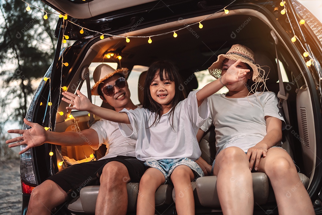 Família feliz com viagens de carro e viagem de acampamento.