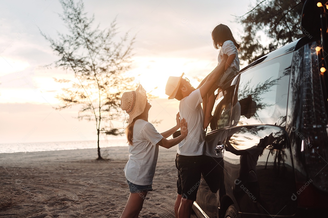 Família com viagem de carro dirigindo viagem de carro férias de verão no carro ao pôr do sol