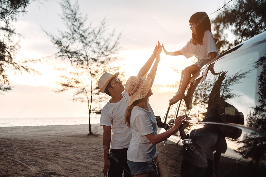 Família com viagem de carro dirigindo viagem de carro férias de verão no carro ao pôr do sol