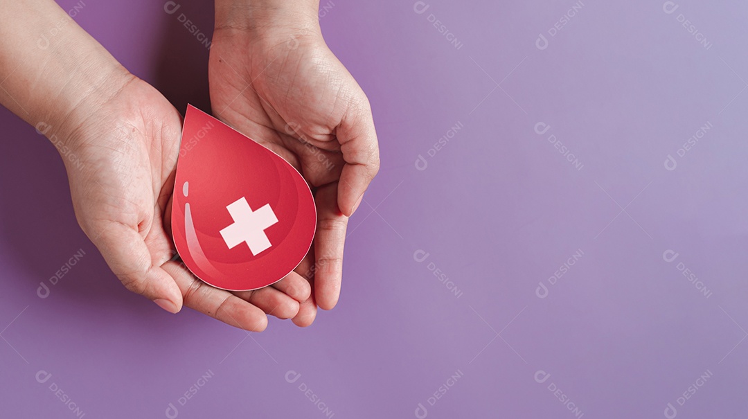 Doação de sangue, mãos segurando corte de papel de gota de sangue, transfusão de sangue