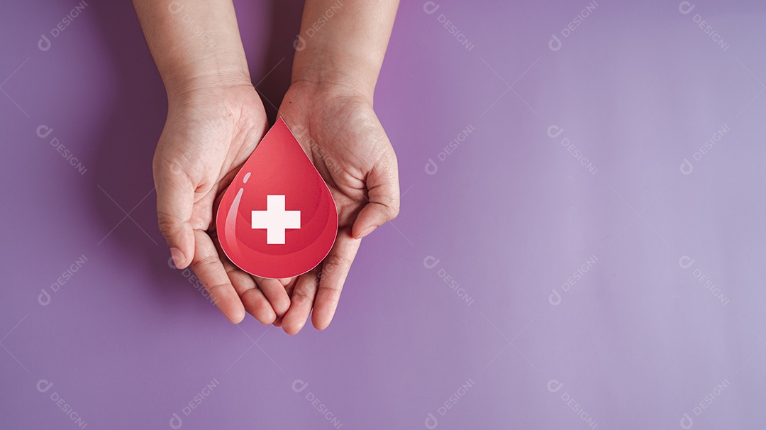 Doação de sangue, mãos segurando corte de papel de gota de sangue, transfusão de sangue