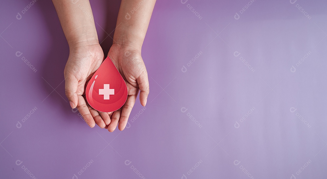 Doação de sangue, mãos segurando corte de papel de gota de sangue, transfusão de sangue