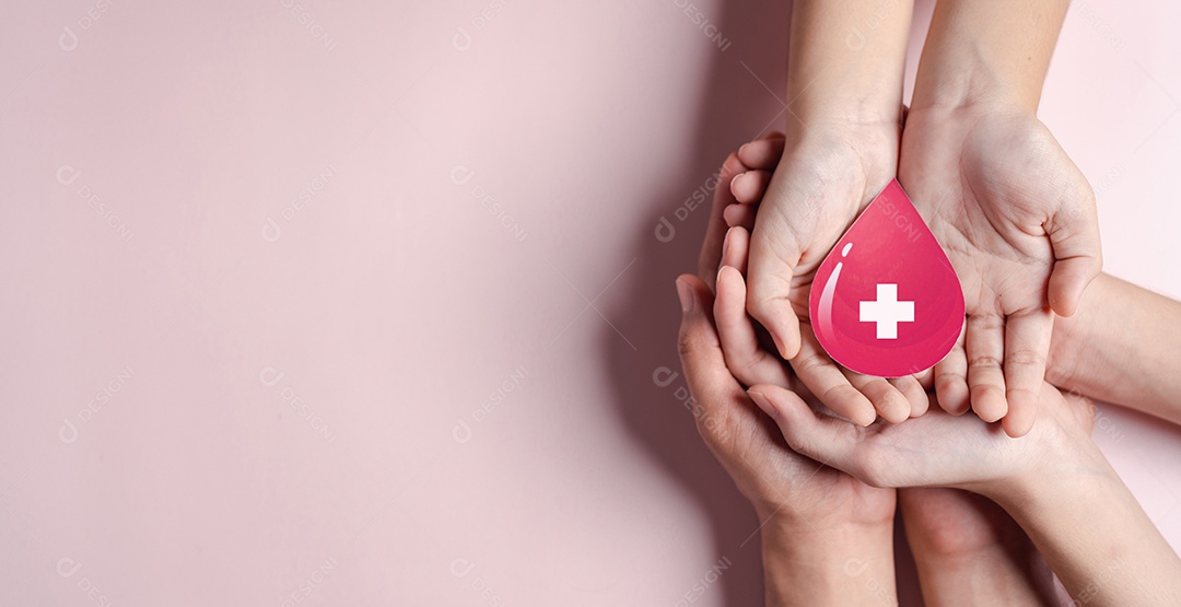 Doação de sangue, mãos segurando corte de papel de gota de sangue, transfusão de sangue