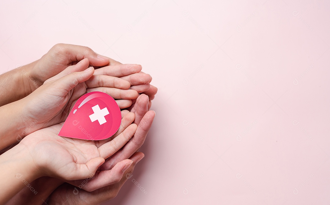 Doação de sangue, mãos segurando corte de papel de gota de sangue, transfusão de sangue