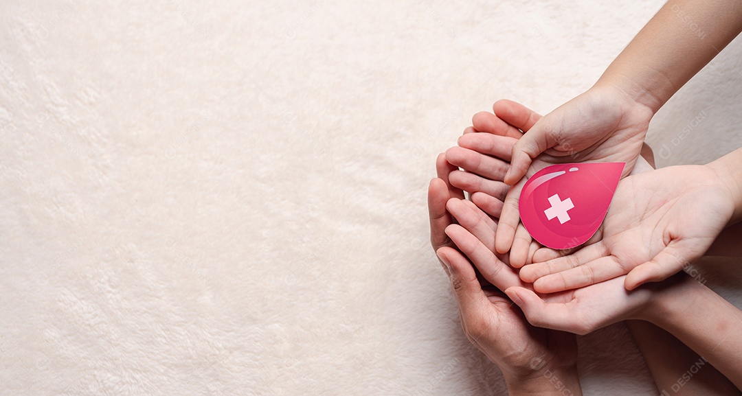 Doação de sangue, mãos segurando corte de papel de gota de sangue, transfusão de sangue