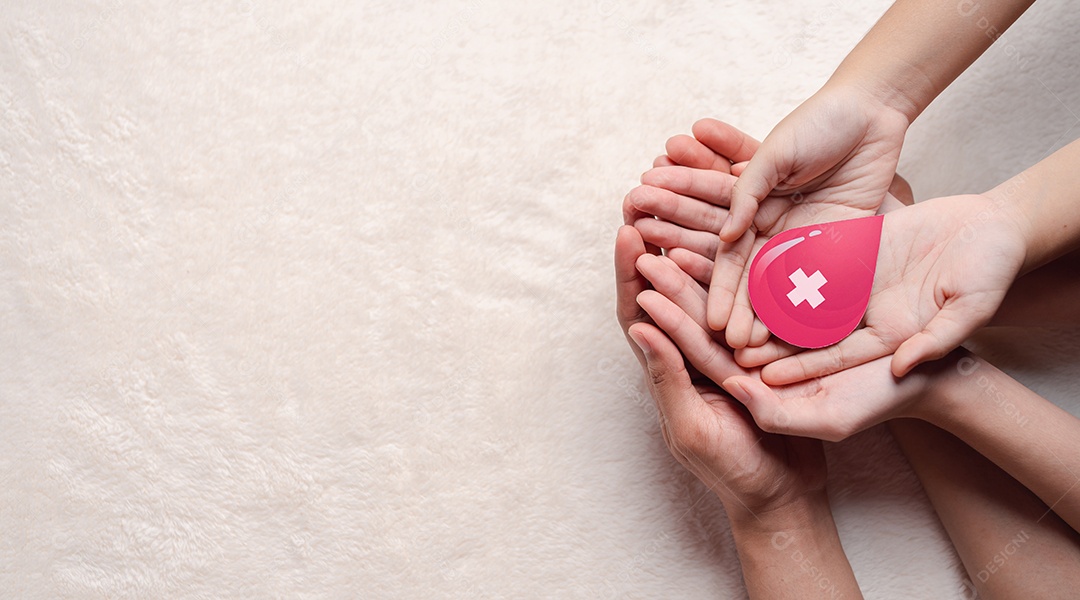 Doação de sangue, mãos segurando corte de papel de gota de sangue, transfusão de sangue