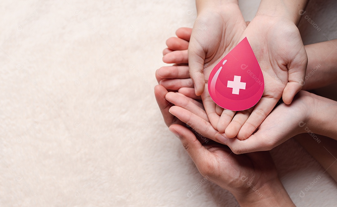 Doação de sangue, mãos segurando corte de papel de gota de sangue, transfusão de sangue