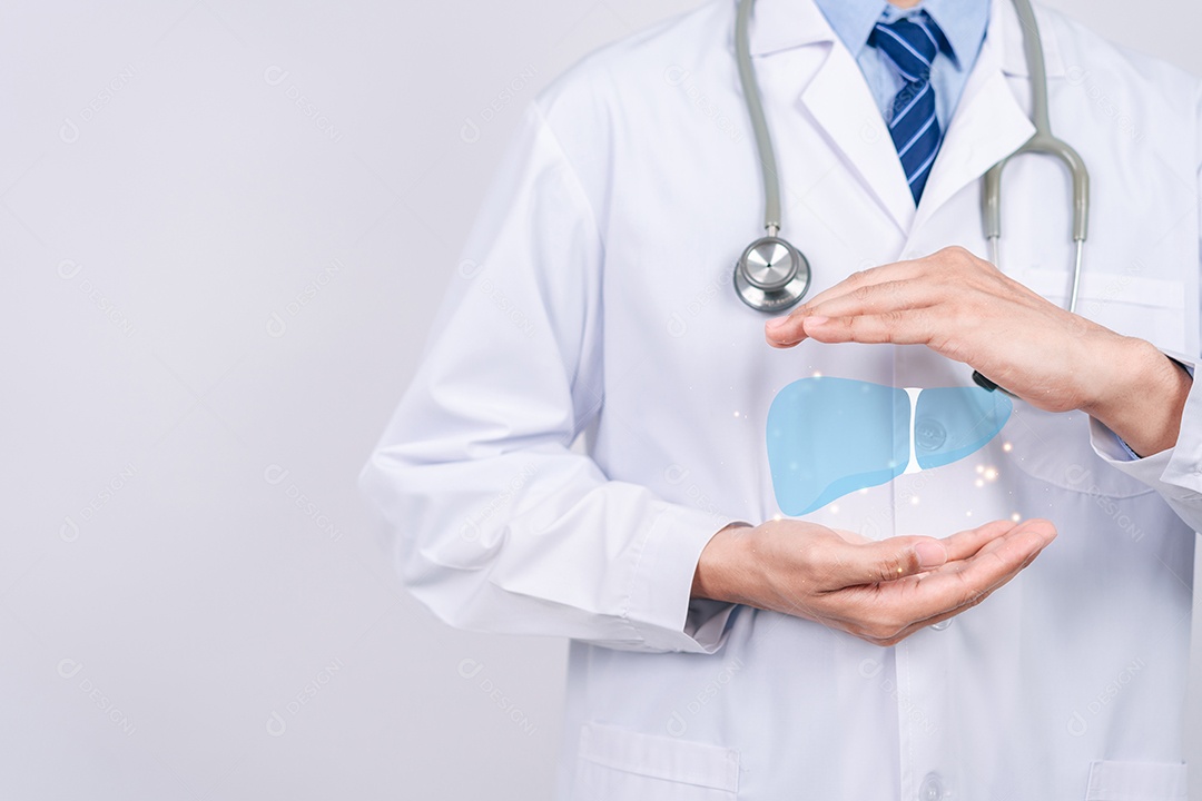 Médico em mãos uniformes segurando o ícone virtual do órgão do fígado, vacinação contra hepatite, tratamento de câncer de fígado.