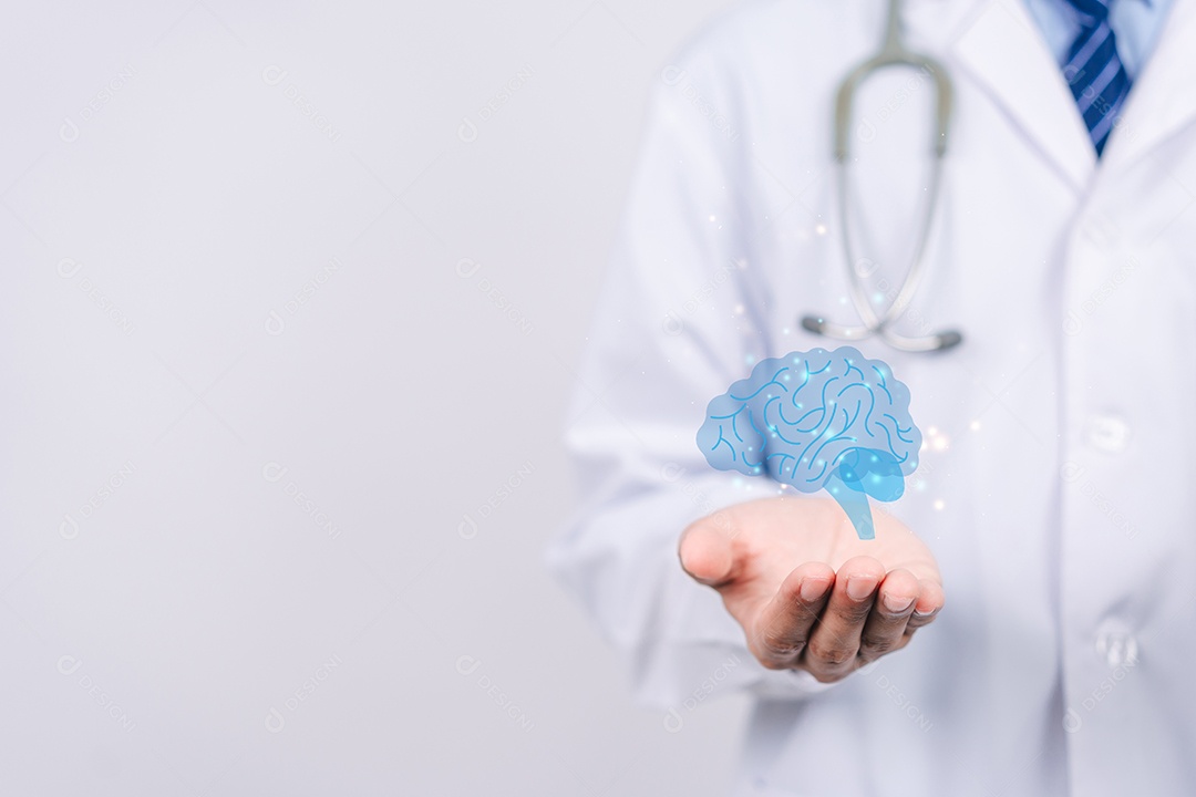 Médico em um jaleco branco selecione e verifique o ícone virtual do cérebro da cabeça.