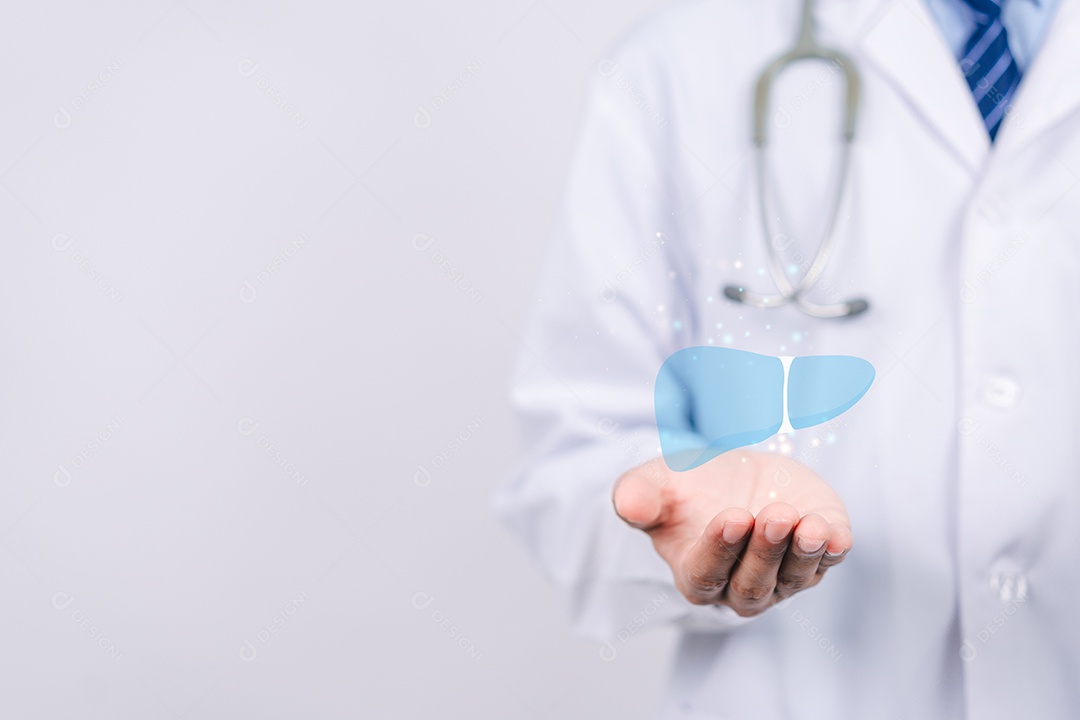 Médico em mãos uniformes segurando o ícone virtual do órgão do fígado, vacinação contra hepatite