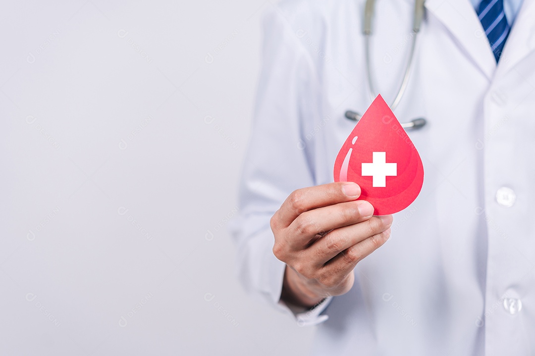 Médico em um jaleco branco recebe doação de sangue, transfusão de sangue