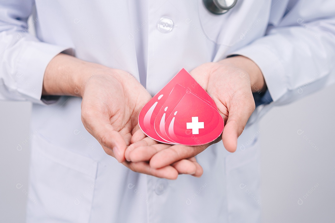 Médico em um jaleco branco recebe doação de sangue, transfusão de sangue