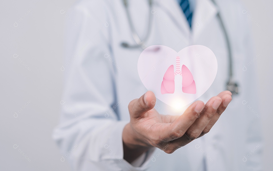 Mãos médicas segurando órgãos pulmonares, dia mundial da tuberculose