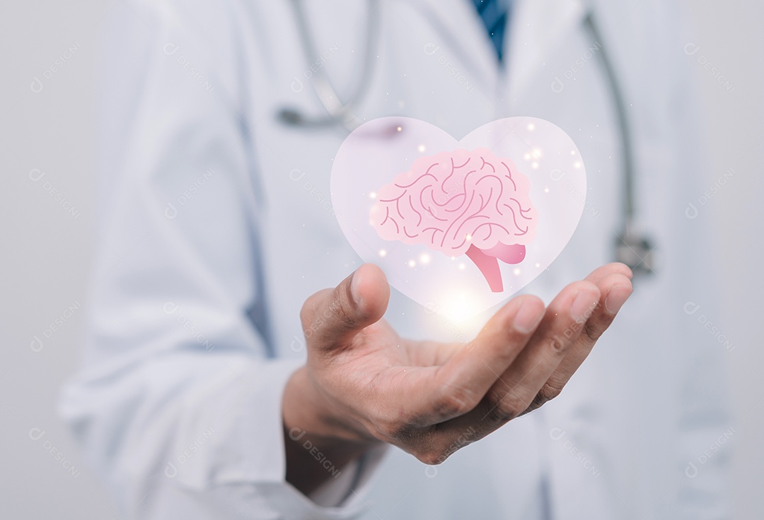 Médico em um jaleco branco selecione e verifique o ícone virtual do cérebro da cabeça.