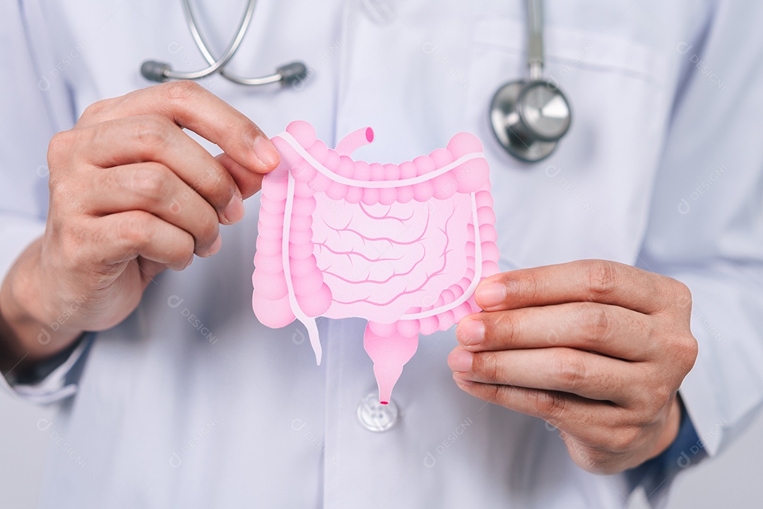 Médico em um jaleco branco com as mãos segurando o estômago com o ícone virtual do intestino