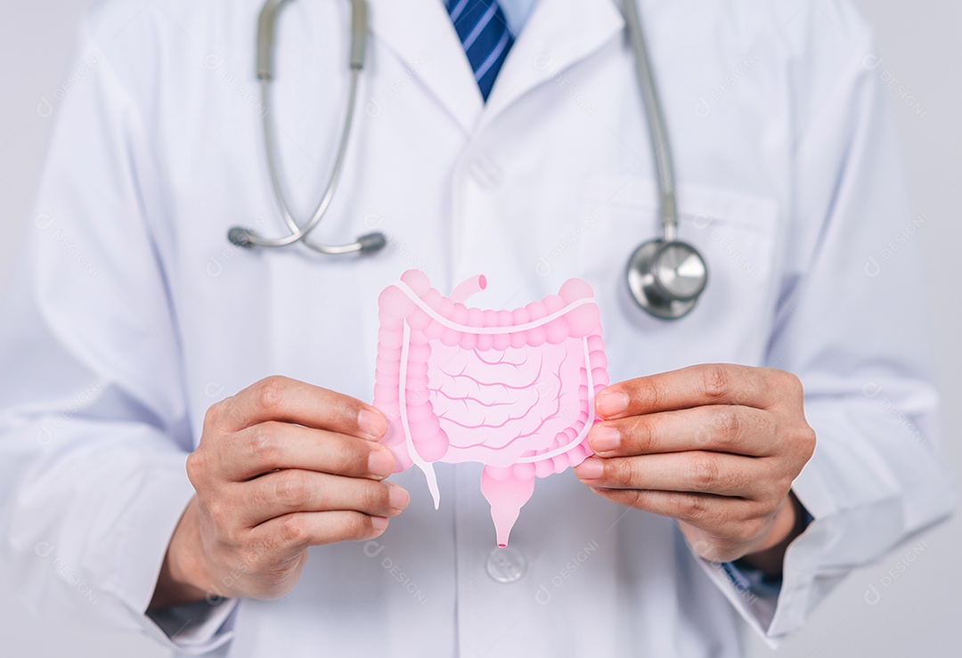 Médico em um jaleco branco com as mãos segurando o estômago com o ícone virtual do intestino