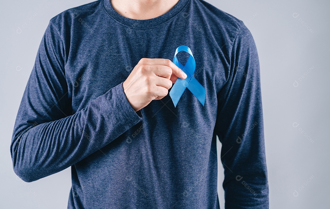 Mãos de homens segurando fita azul para apoiar as pessoas com câncer