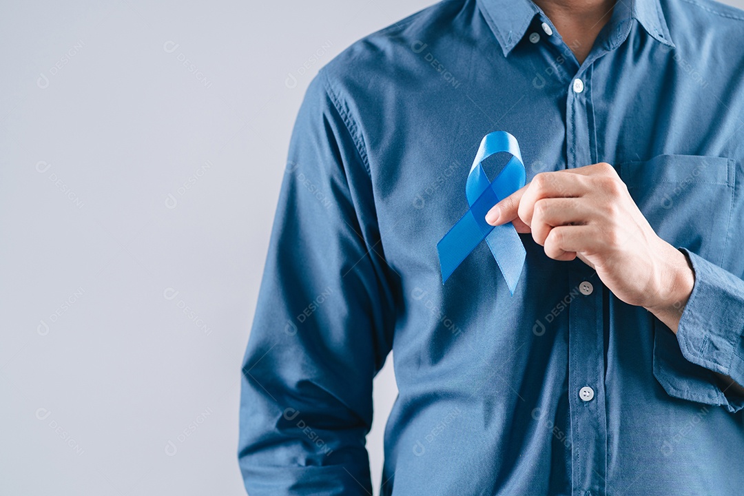 Mãos de homens segurando fita azul para apoiar as pessoas com câncer