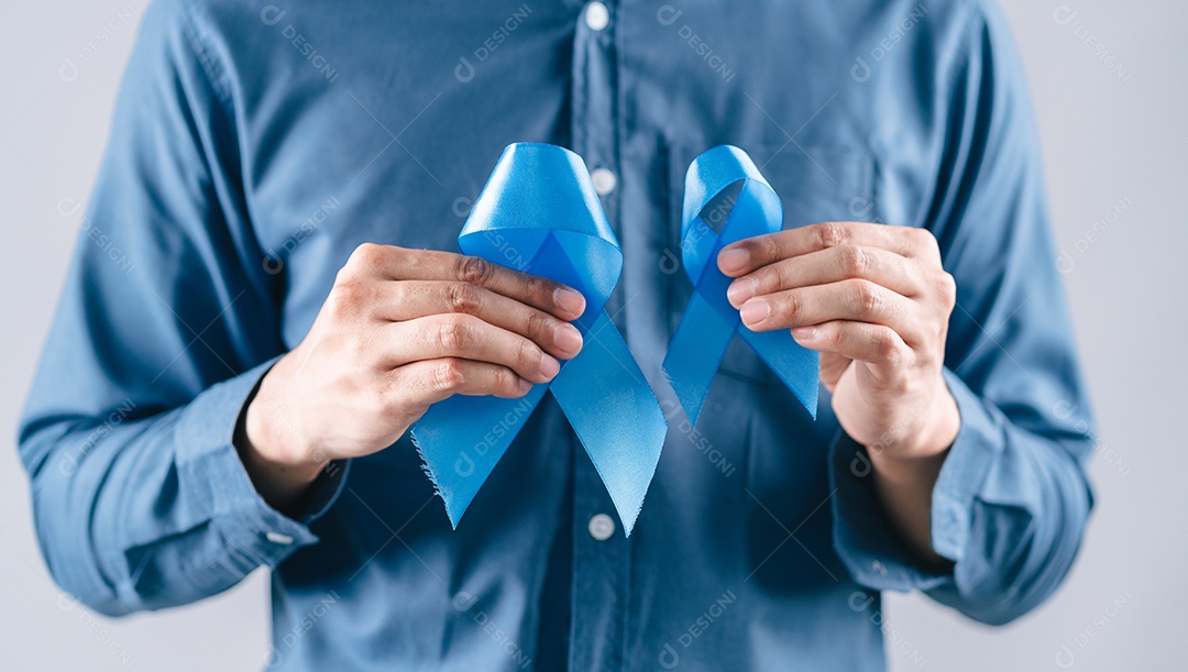 Homem segurando fita azul para apoiar as pessoas com câncer