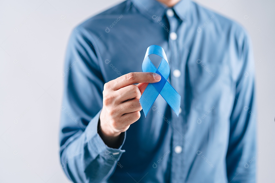 Mãos de homens segurando fita azul para apoiar as pessoas com câncer