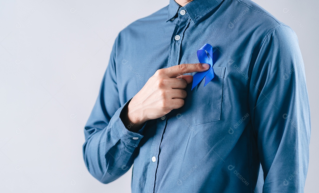 Mãos de homens segurando fita azul para apoiar as pessoas com câncer