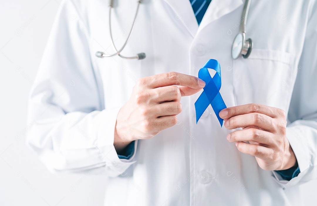 Médico em um jaleco branco mãos segurando fita azul para apoiar as pessoas com câncer
