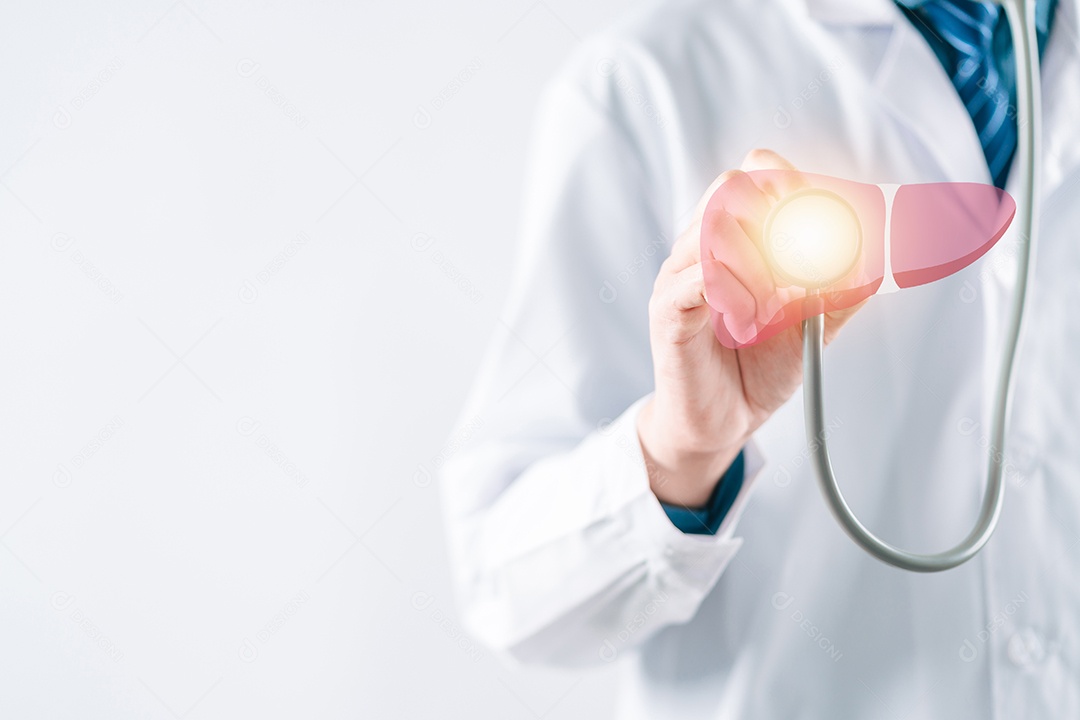 Médico de jaleco branco verifica o ícone virtual do órgão do fígado