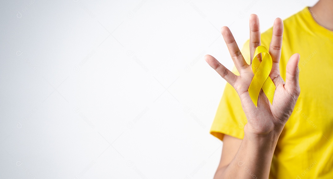 Homem mostrando fita amarela, setembro, dia de prevenção do suicídio