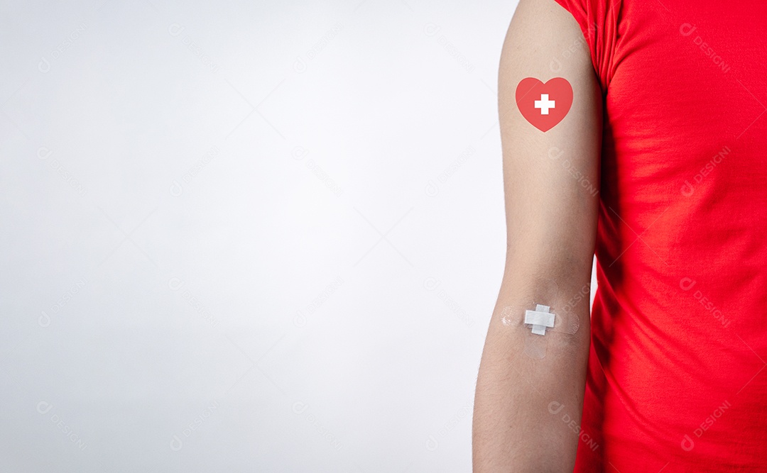 Homem mostrando gesso após doação de sangue, transfusão de sangue, dia mundial do doador de sangue