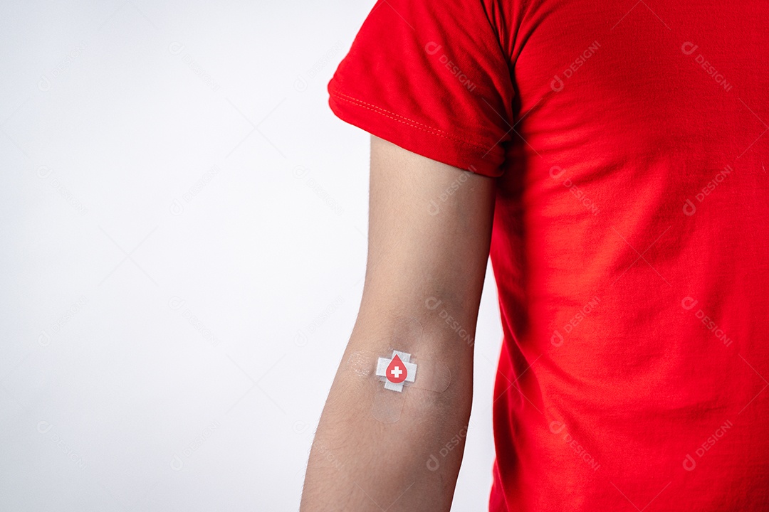 Homem mostrando gesso após doação de sangue, transfusão de sangue, dia mundial do doador de sangue