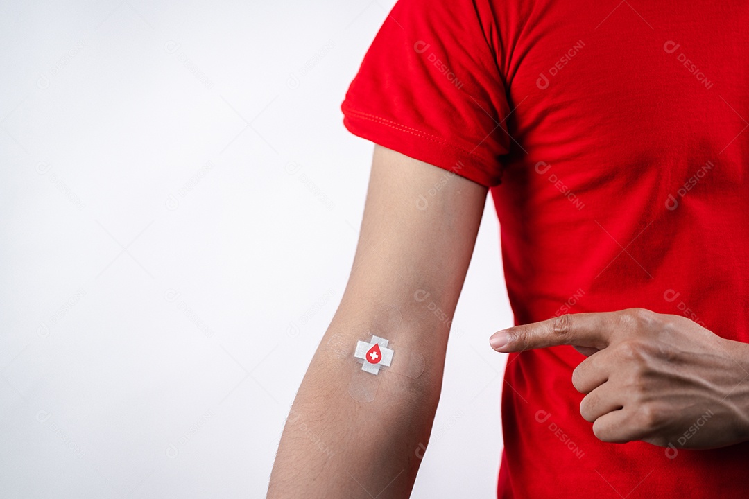 Homem mostrando gesso após doação de sangue, transfusão de sangue, dia mundial do doador de sangue