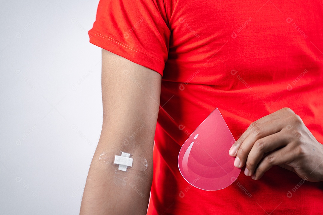 Homem mostrando gesso após doação de sangue, transfusão de sangue, dia mundial do doador de sangue