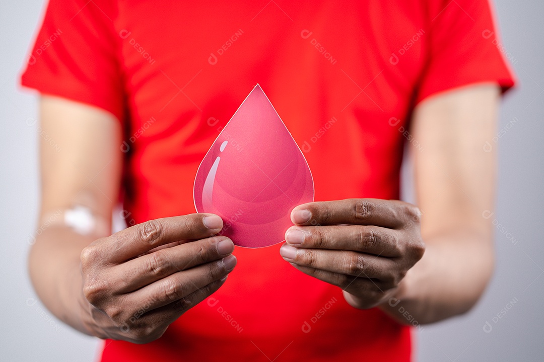 Homem segurando corte de papel de sangue de doação, transfusão de sangue, dia mundial do doador de sangue
