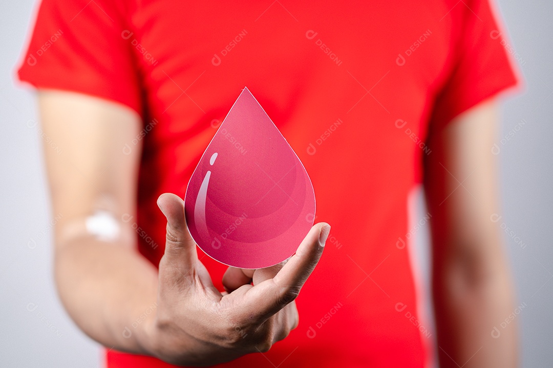 Homem segurando corte de papel de sangue de doação, transfusão de sangue, dia mundial do doador de sangue