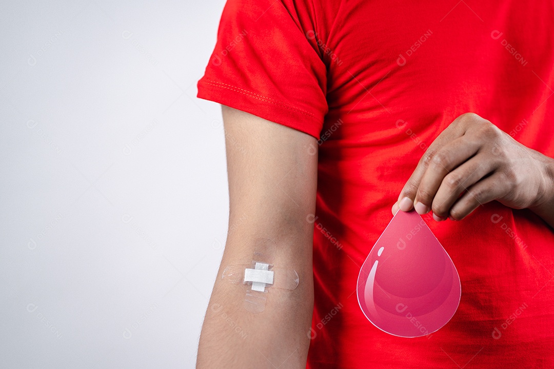 Homem segurando corte de papel de sangue de doação, transfusão de sangue, dia mundial do doador de sangue