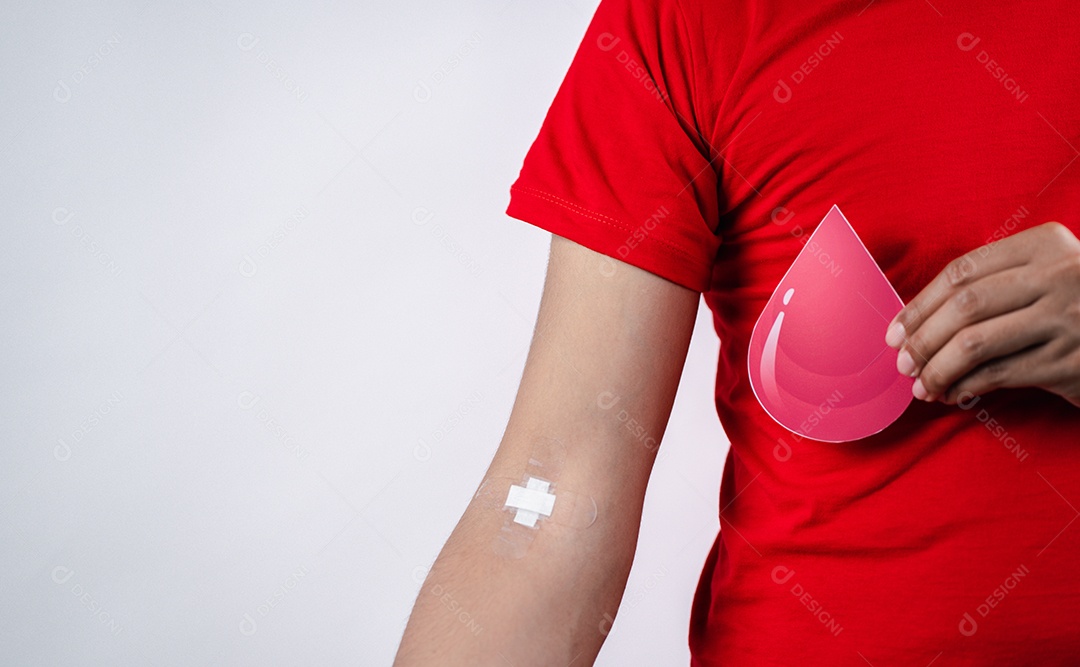 Homem segurando corte de papel de sangue de doação, transfusão de sangue, dia mundial do doador de sangue