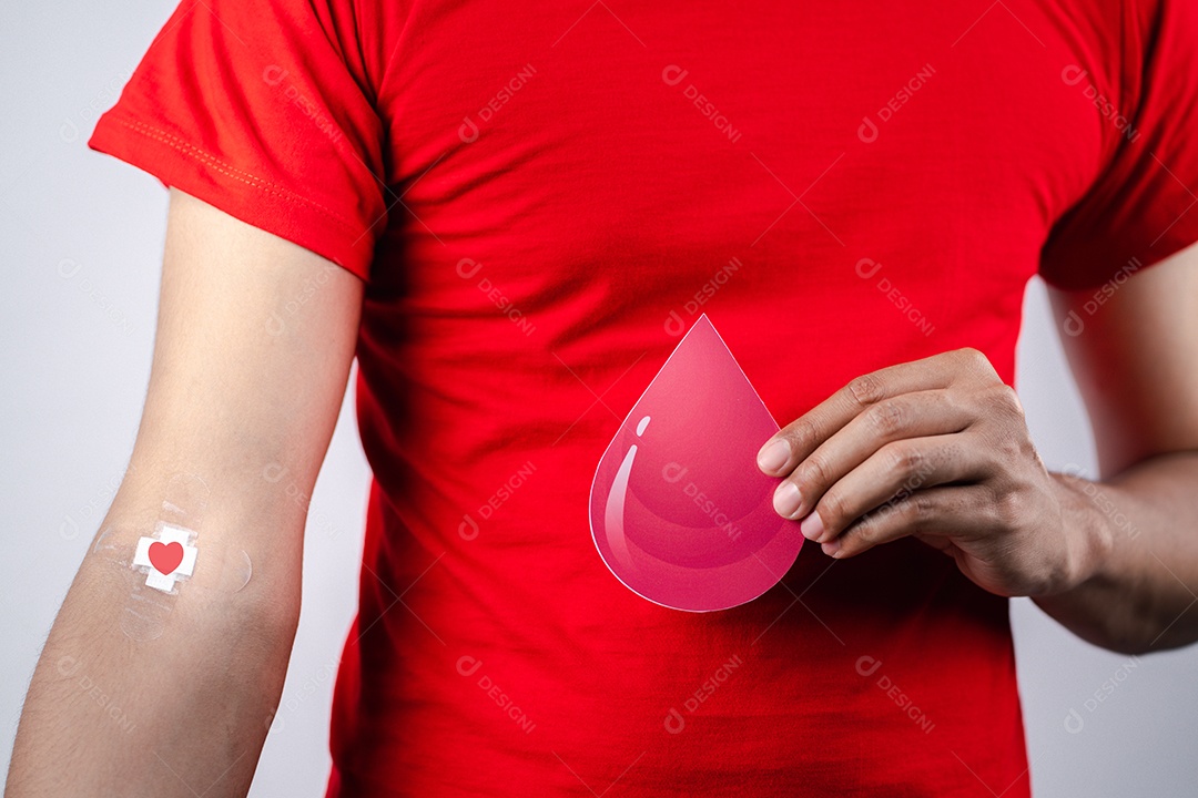 Homem segurando corte de papel de sangue de doação, transfusão de sangue, dia mundial do doador de sangue