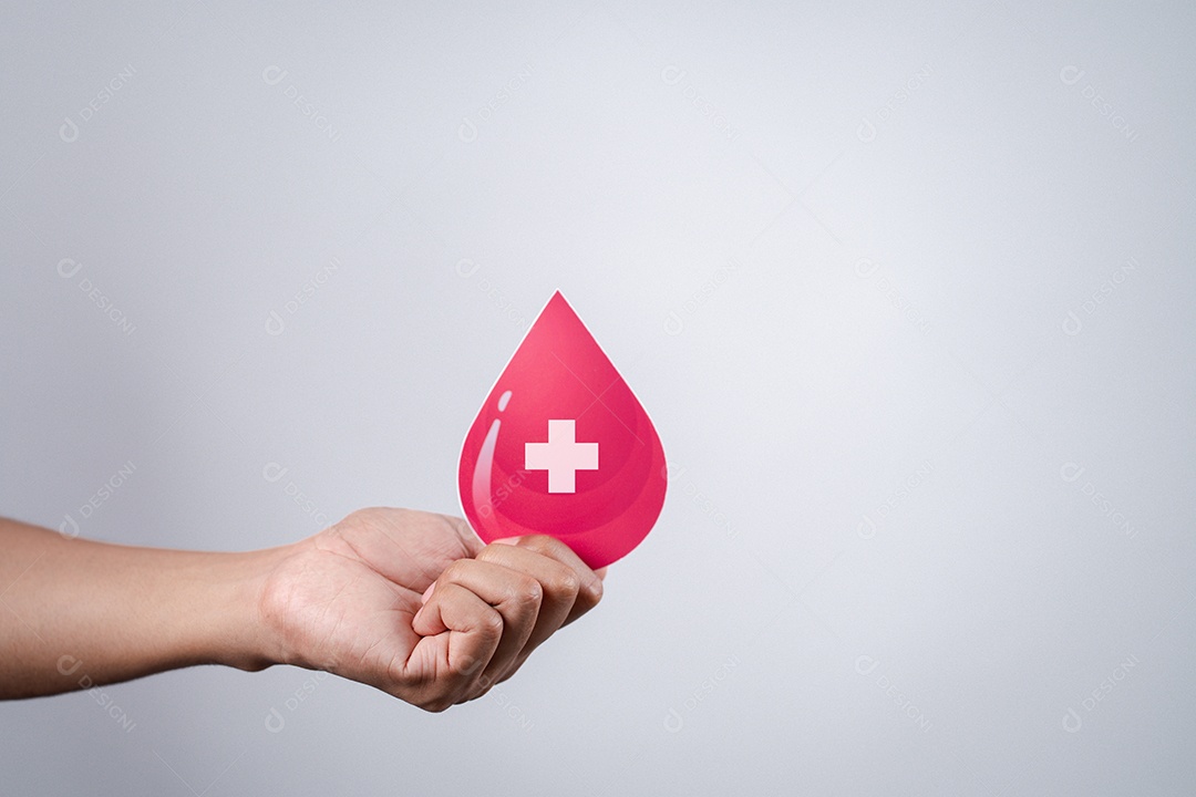 Homem segurando corte de papel de sangue de doação, transfusão de sangue, dia mundial do doador de sangue