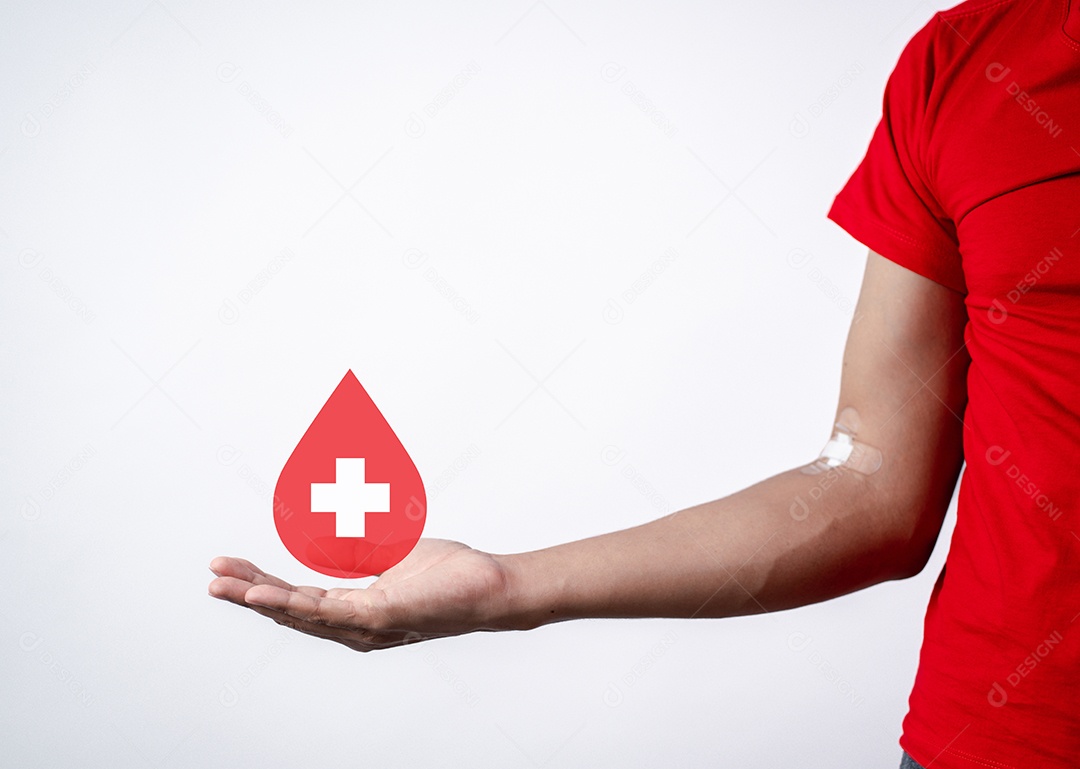 Homem segurando corte de papel de sangue de doação, transfusão de sangue, dia mundial do doador de sangue