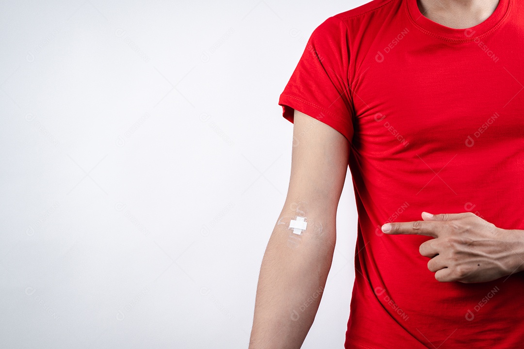 Homem mostrando gesso após doação de sangue, transfusão de sangue, dia mundial do doador de sangue